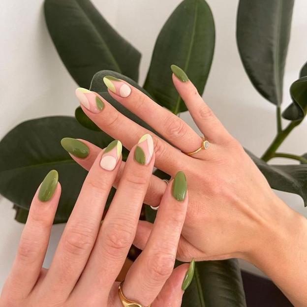 Manicura con diseños geométricos en oliva y verde desnudo