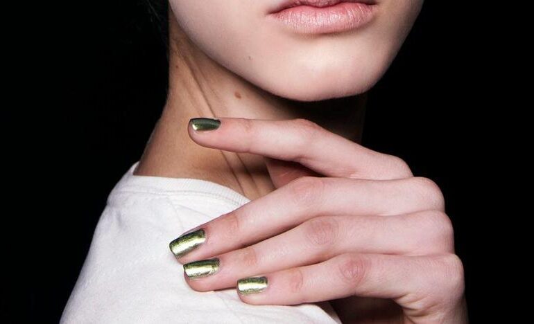 Así se llevan las uñas verde oliva tendencia para 2025