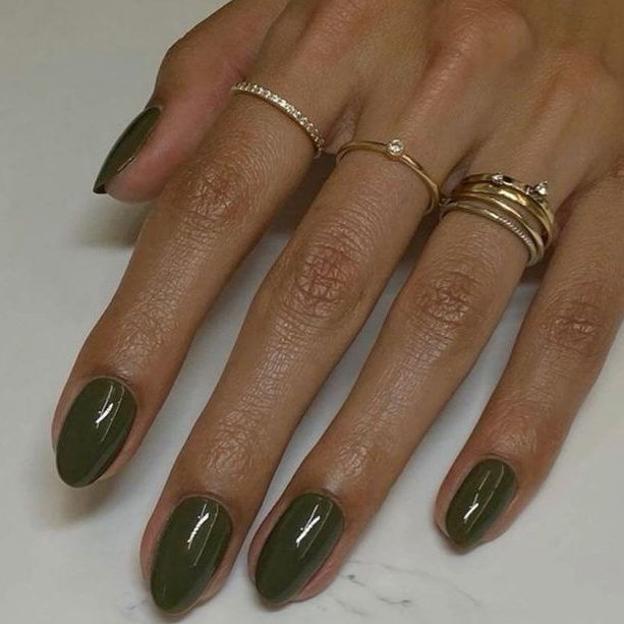 Oliva verde manicura de moda