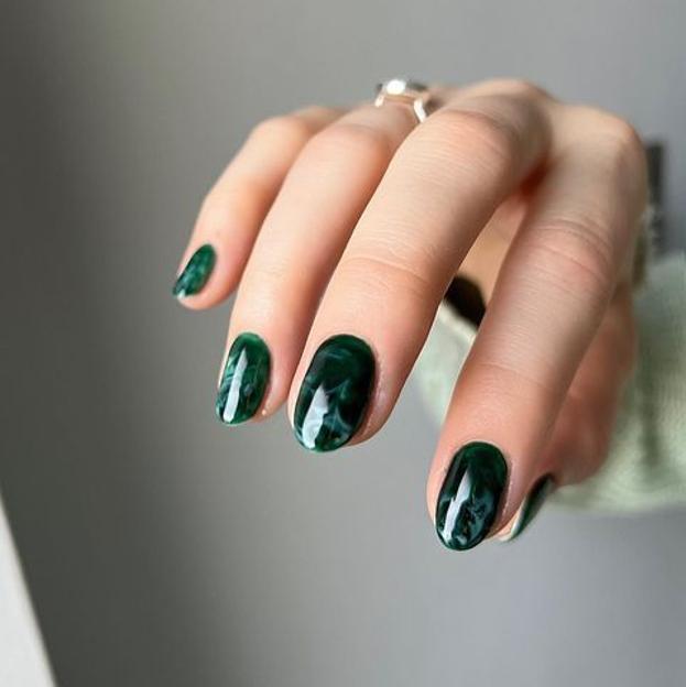 Uñas de mármol verde esmeralda