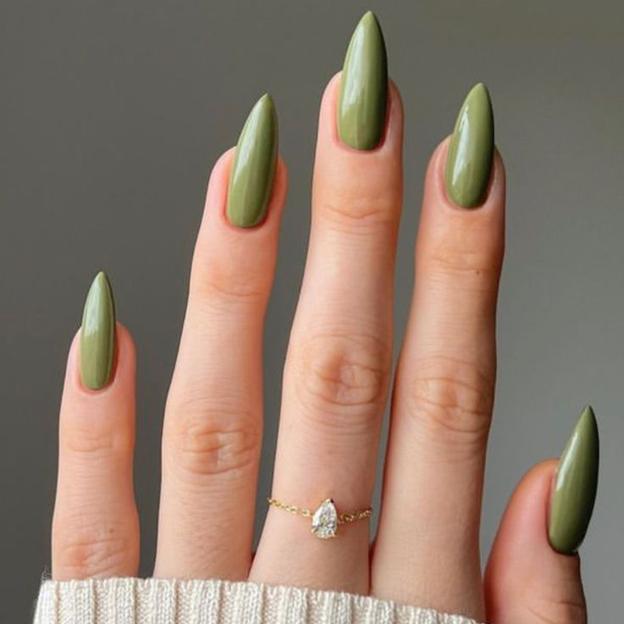 Tendencia de manicura verde de martini sucio