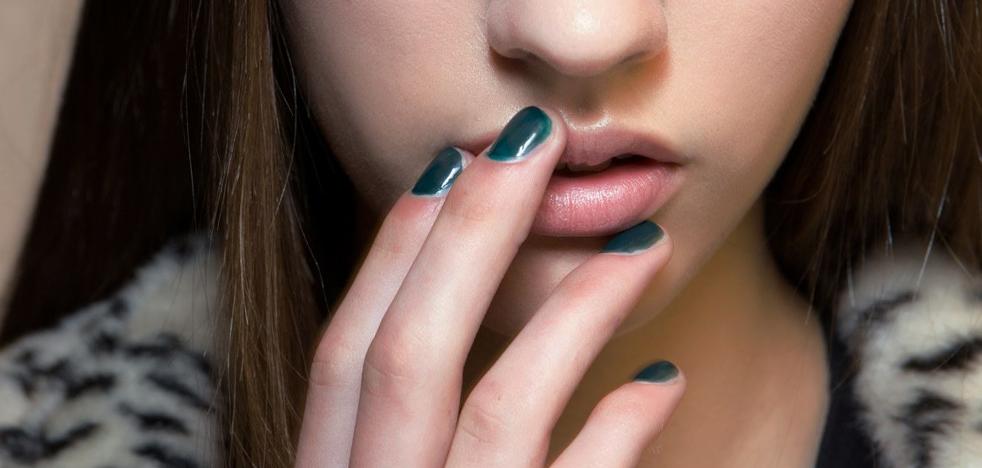 Por qué las uñas verdes son la maniura tendencia más viral del invierno 2025