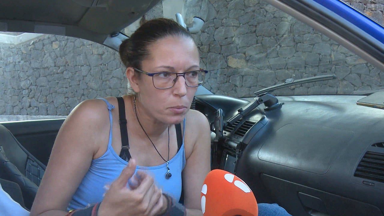 Natalia tiene trabajo pero vive en un coche: "No me puedo permitir un alquiler"