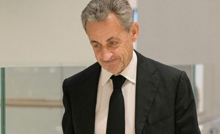 Sarkozy, primer expresidente francés en llevar brazalete electrónico tras condena por corrupción