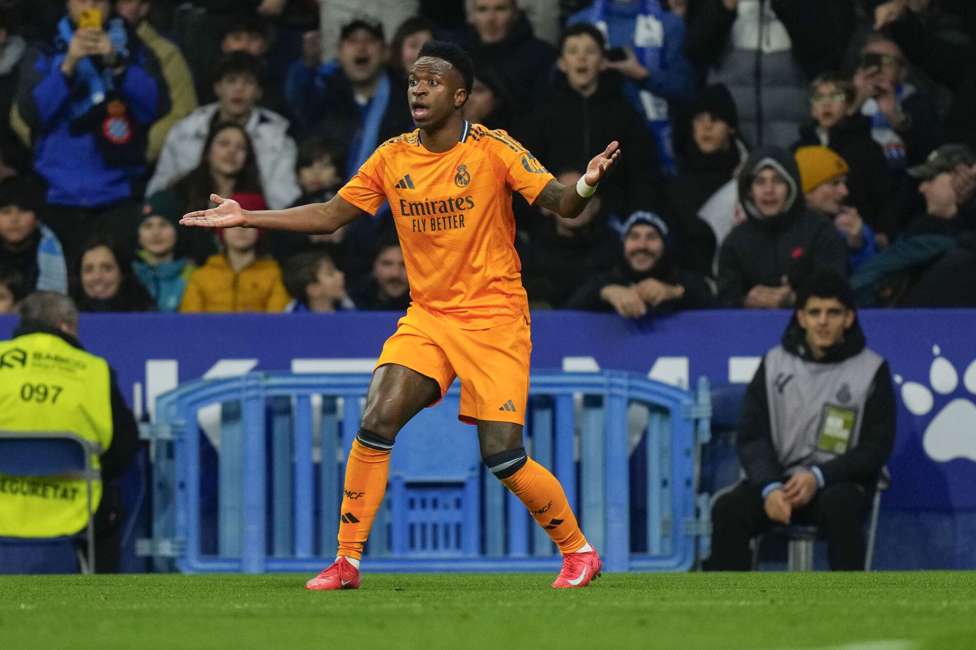 El delantero brasileño del Real Madrid, Vinicius Junior, lamenta el gol cancelado durante el partido correspondiente al 22º día de Laliga EA Sports que disputa Espanyol y el Real Madrid en el estadio RCDE, en Barcelona. Efe/ Siu Wu. (Espanyol) (Real Madrid)