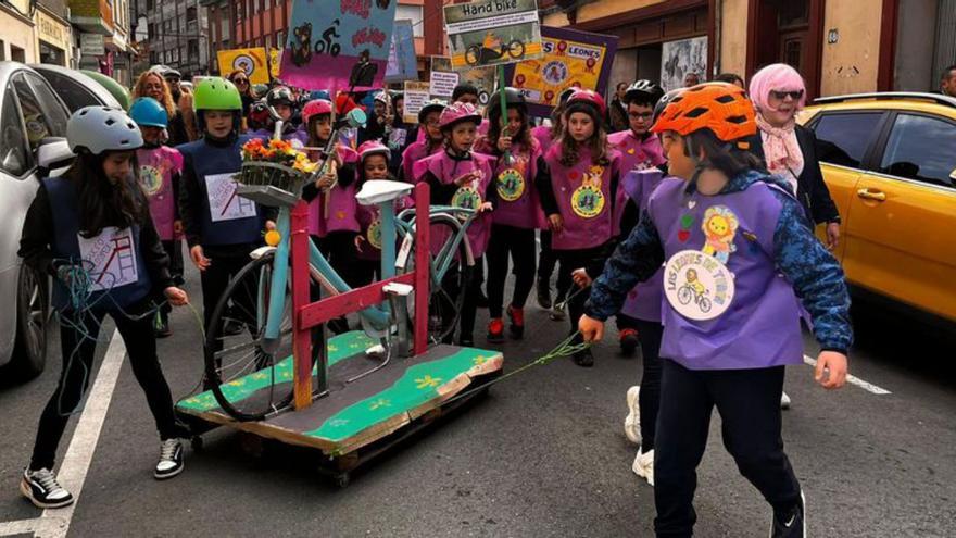 Al gritarle que había niños no frenó, aceleró