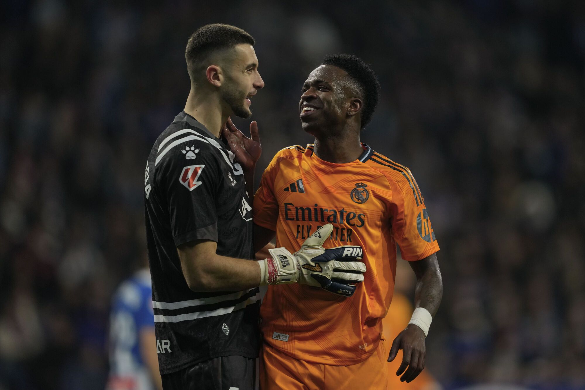 El verdadero frente brasileño del Real Madrid Cel, Vinicius Junior (D) y el portero de Espanyol, Joan García, durante el partido correspondiente al día 22 de Laliga EA Sports que jugó Espanyol y el Real Madrid en el estadio RCDE, en Barcelona. Efe / Alejandro García .. (Espanyol) (Real Madrid)