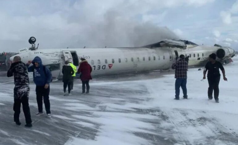 Un avión de pasajeros queda boca arriba tras sufrir un accidente al aterrizar en Toronto