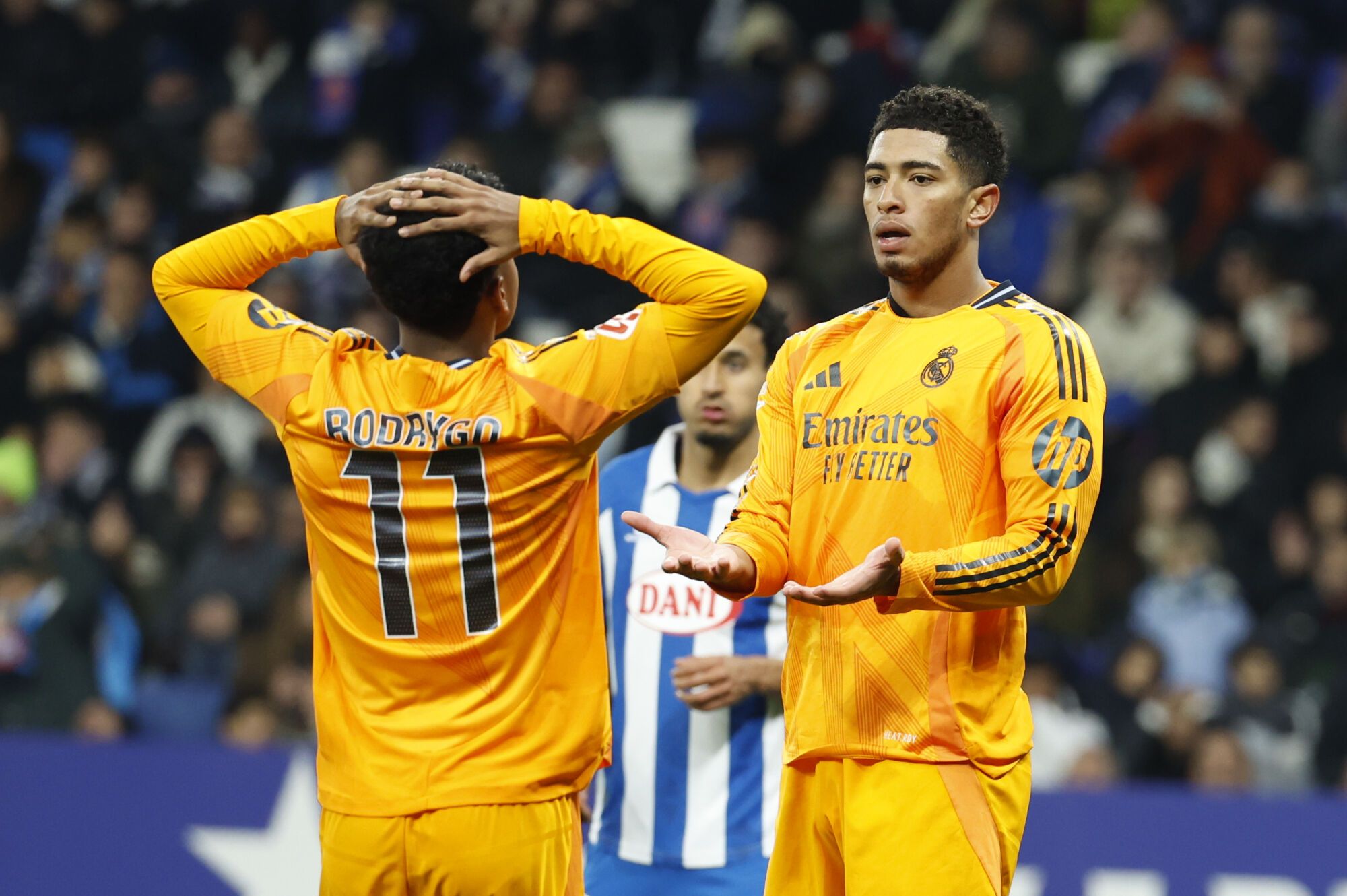 Cornellá - El Prat (Barcelona), 01/02/2025.- Los jugadores del Real Madrid, el Rodrygo brasileño y el Madrid inglés en el estadio RCDE. Efe / Toni Albir.