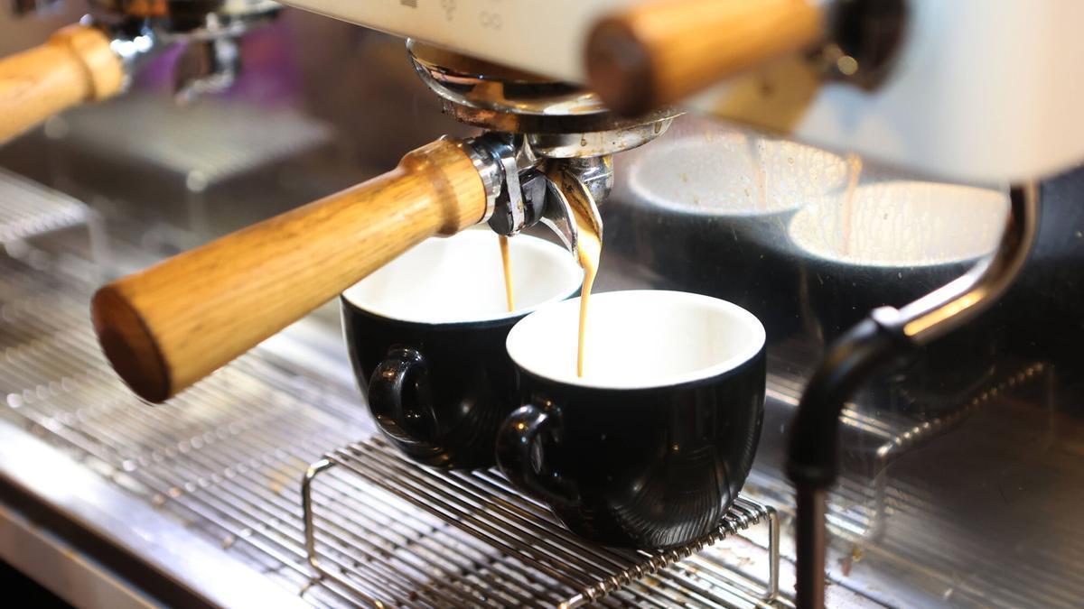 Cafetera en marcha en el Café Veracruz de A Coruña, el pasado 10 de diciembre.