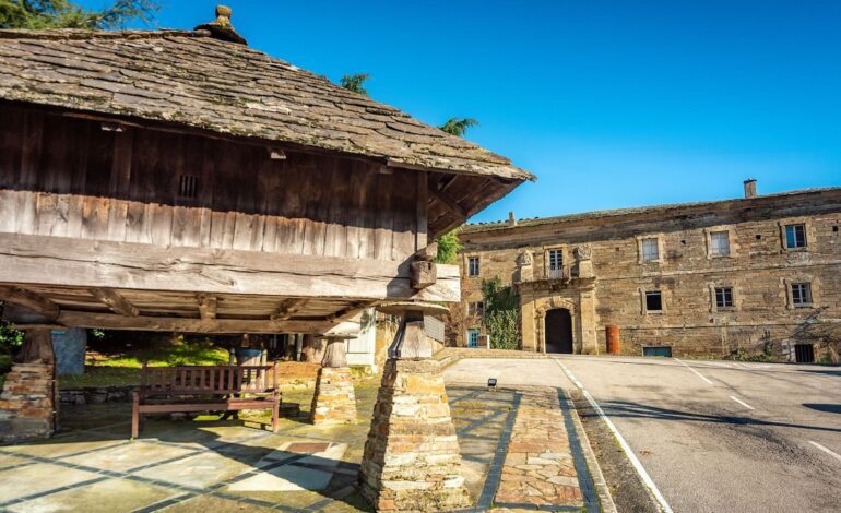 El pequeño pueblo del interior de Asturias que tiene un monasterio y un palacio renacentista