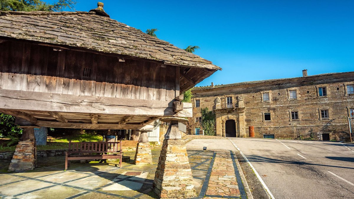 El pequeño pueblo del interior de Asturias que tiene un monasterio y un palacio renacentista