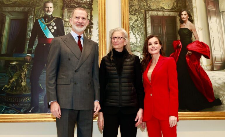 La reacción de los Reyes Felipe y Letizia al ver los retratos de Annie Leibovitz para el Banco de España