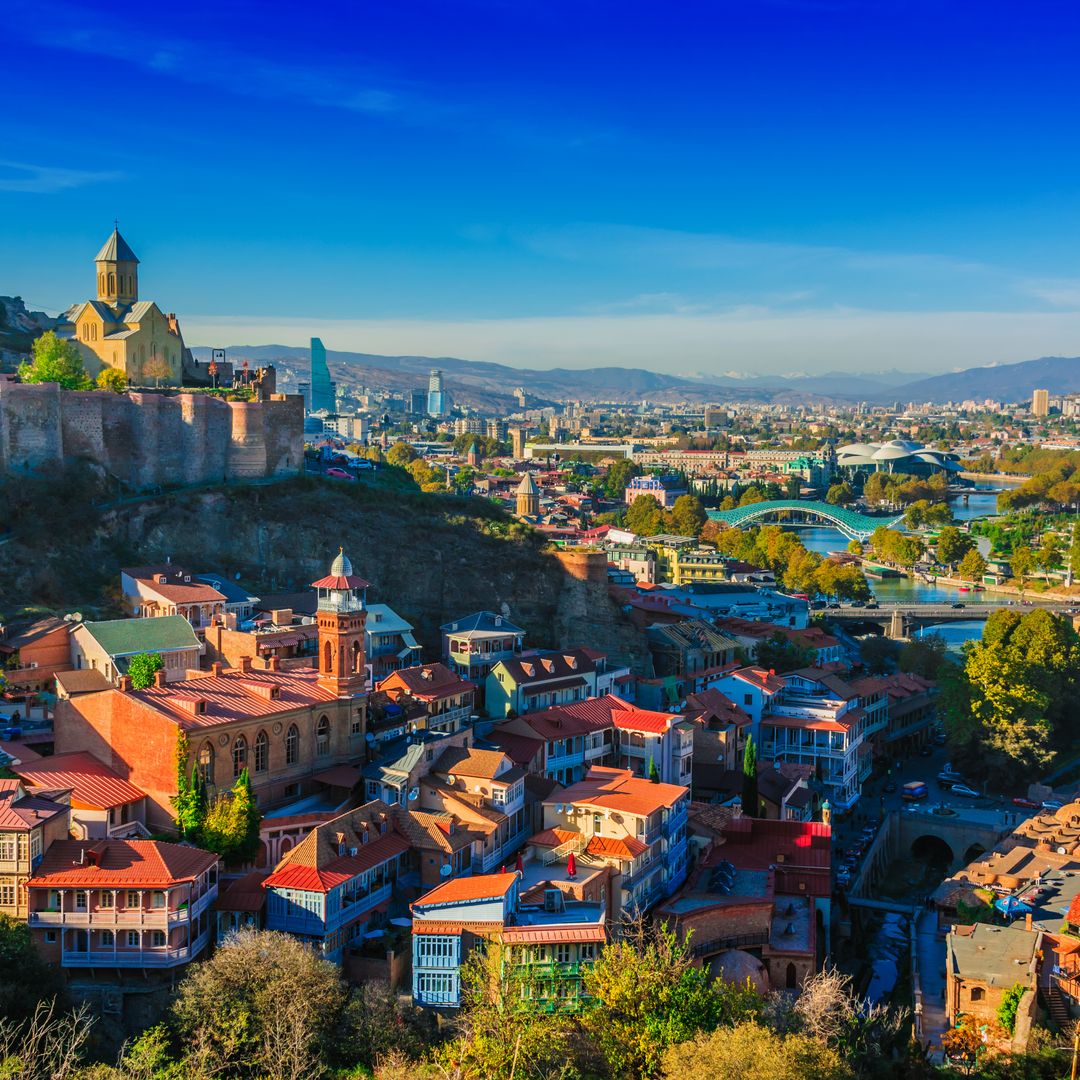 Panorámico de la ciudad de Tbilissi, capital de Georgia.