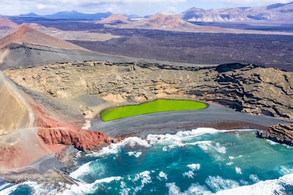 El charco de los Clicos, popularmente conocido como “Lago Verde” en Yaiza (Lanzarote).