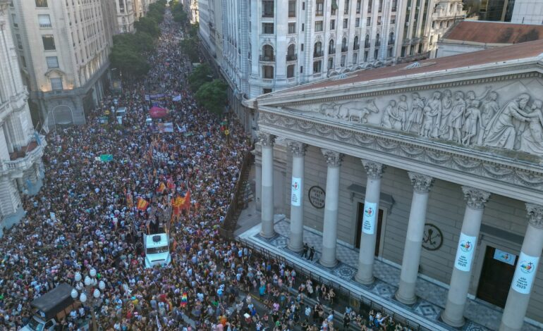 Miles de personas dentro y fuera de Argentina protestan contra «el discurso del odio» de Milei