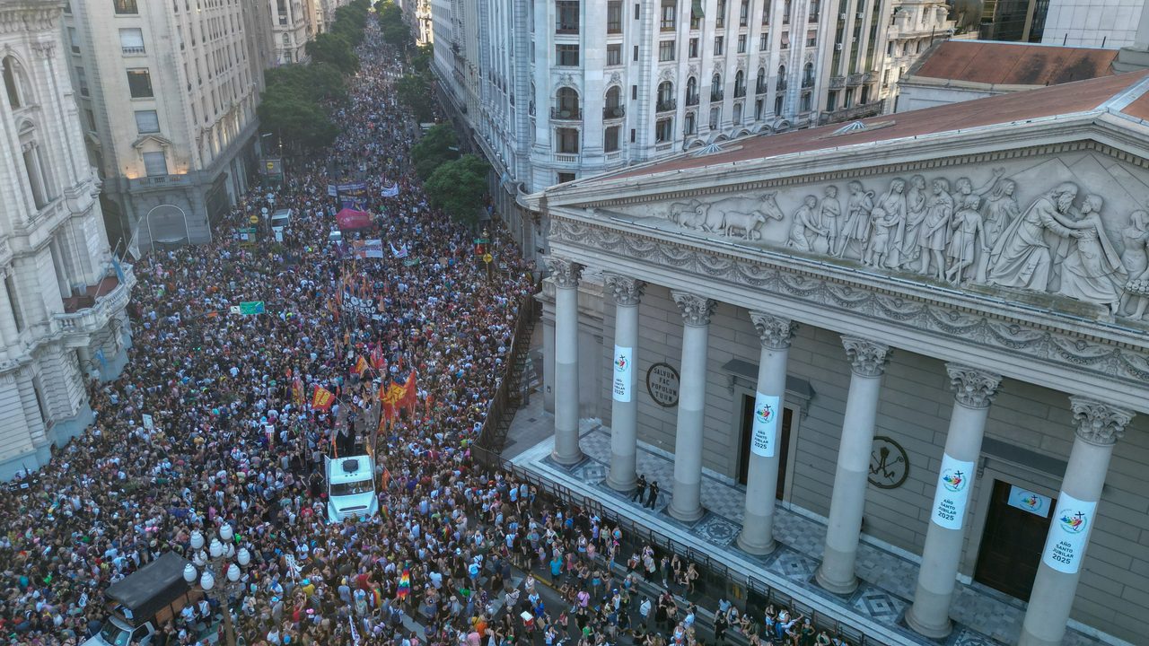 Miles de personas dentro y fuera de Argentina protestan contra «el discurso del odio» de Milei