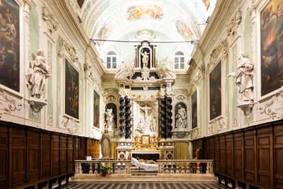 El interior barroco del oratorio neri, en Ventimiglia.