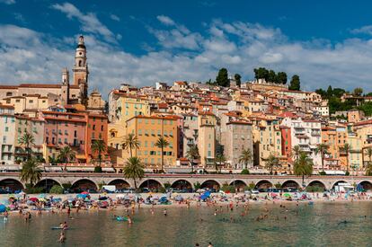 Las playas de arena, en Menton, en Costa Azul (Francia).