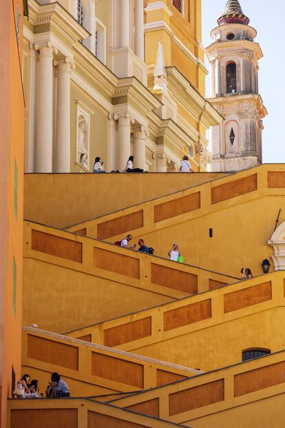 Las escaleras frente a la Basílica de San Miguel Arcángel, en Menton.