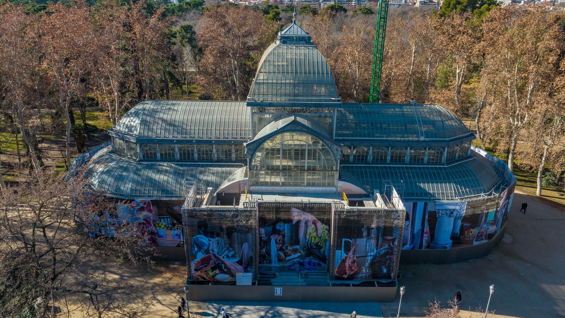 Vista aérea del montaje de la lona de Miguel Ángel Tornero cubriendo el Palacio de Cristal del Retiro en su restauración