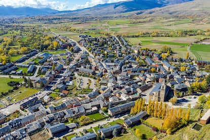 Vista panorámica del pueblo de Llívia, en la Cerdanya (Cataluña).