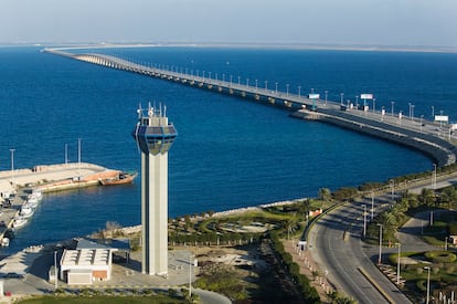 La Calzada del Rey Fahd conecta Baréin y Arabia Saudí.