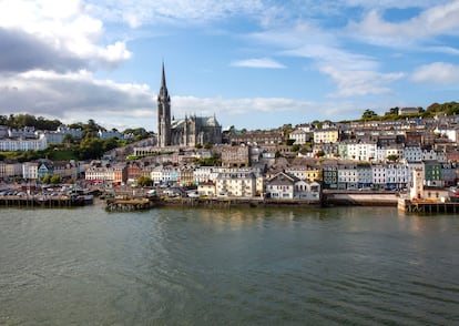 Saint Peter Port, una localidad de la bailía de Guernsey  y el puerto principal de la isla de Guernsey.