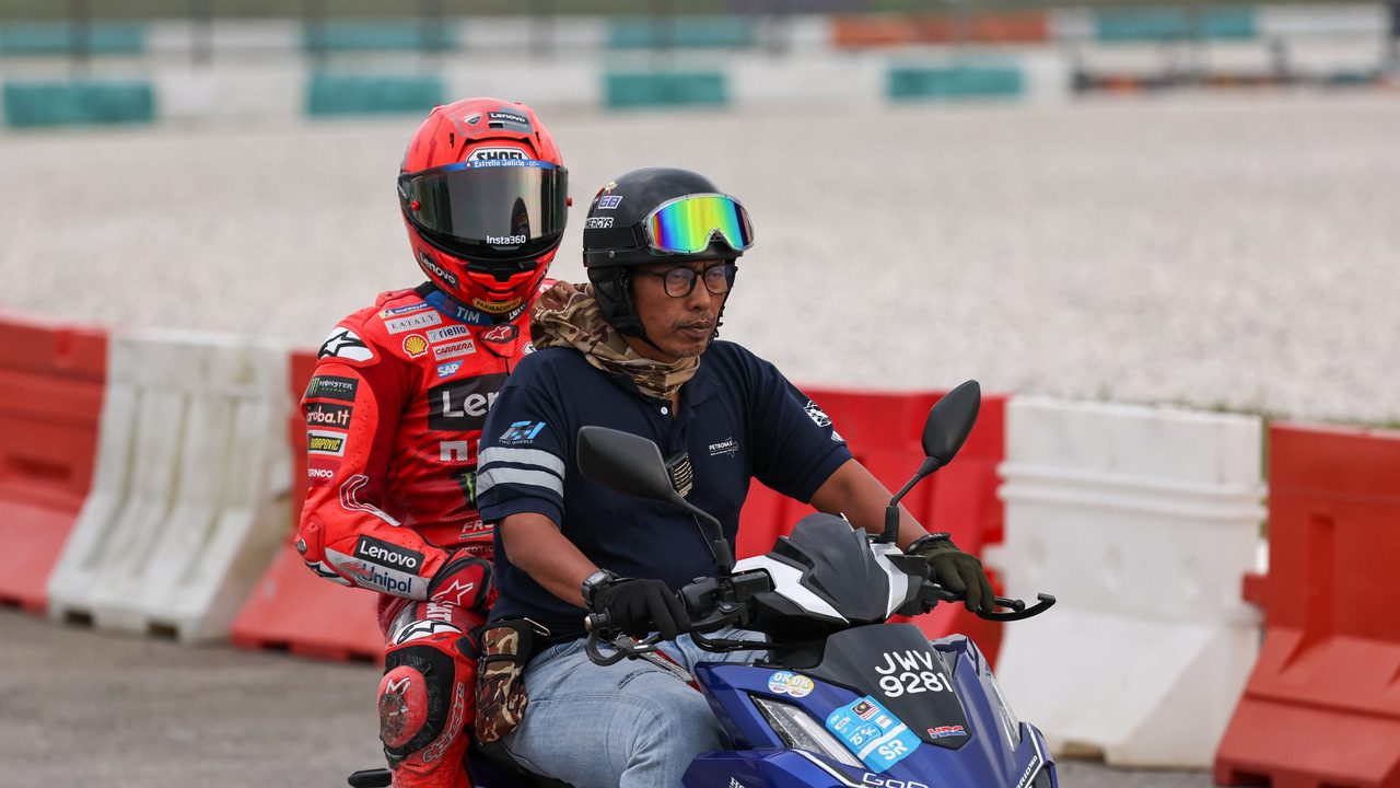 Primera caída de Marc Márquez con Ducati en los test de Sepang