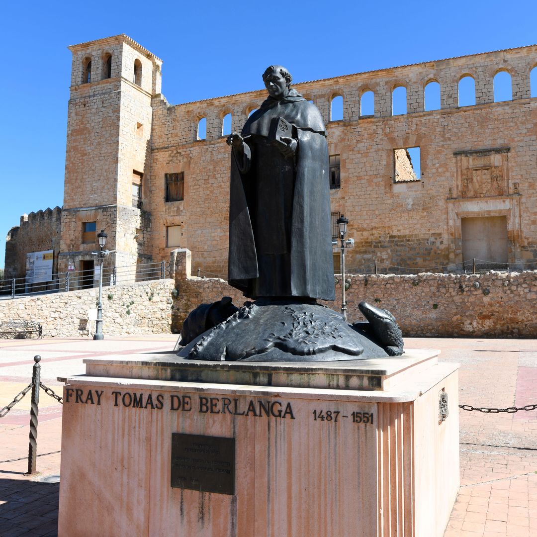 Berlanga de Duero, Soria, elegida en 2025 como uno de los pueblos más bellos de España y la escultura de Fray Tomás de Berlanga