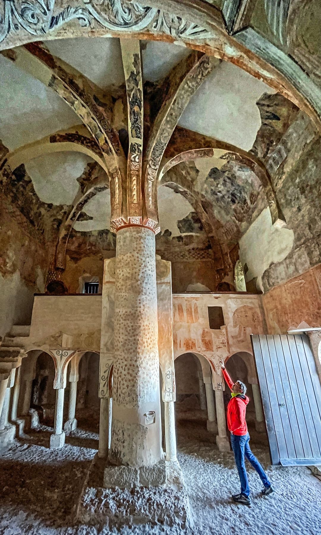 Magníficas pinturas y pilares dentro de la iglesia de San Baudelio de Berlanga, Soria