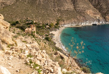 Vista del San Pedro Cala y el Castillo de Semi-Productos al lado del Mediterráneo.