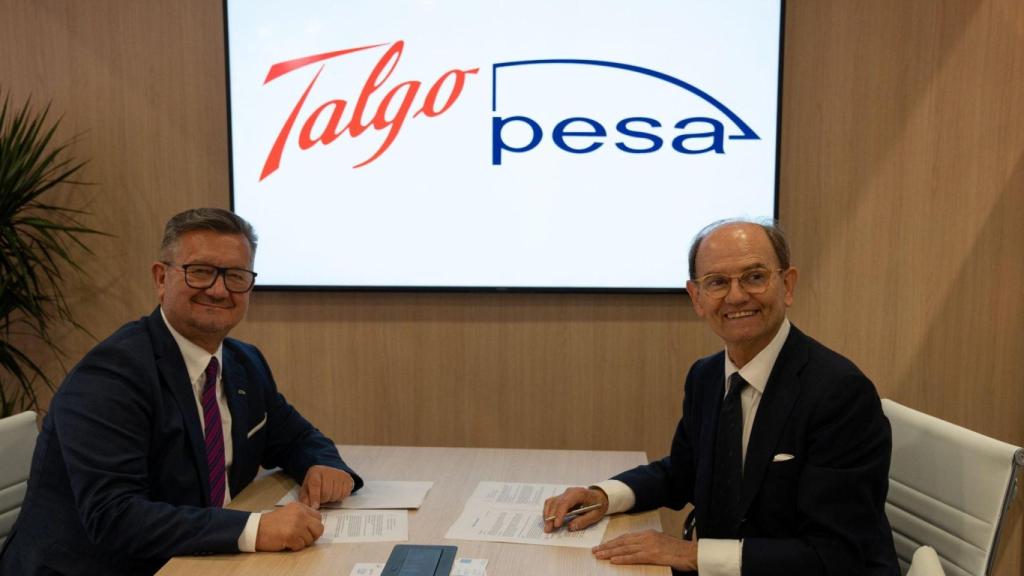 El CEO de Pesa, Krzysztof Zdziarski y el presidente de Talgo, Carlos Palacio, en la firma del acuerdo sellado entre ambas compañías en septiembre de 2024.