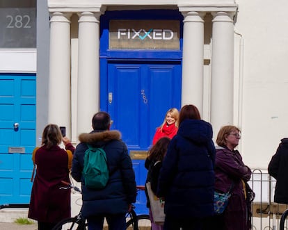 Varias visitas curiosas y son fotografiadas frente a la puerta azul de la casa donde vive el protagonista de la película 