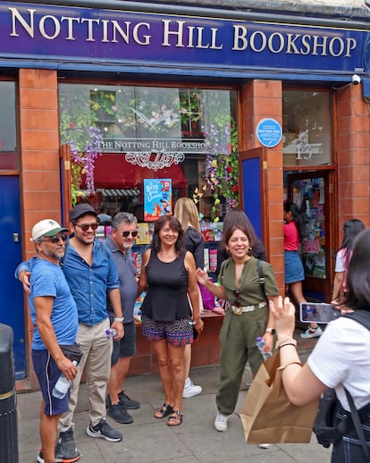 Curioso frente a Notting Hill Bookstore, la librería que inspiró la historia de la película 