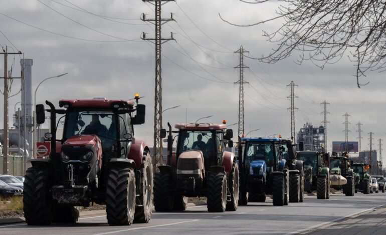 Los agricultores y ganaderos vuelven este lunes a las calles un año después de las tractoradas masivas