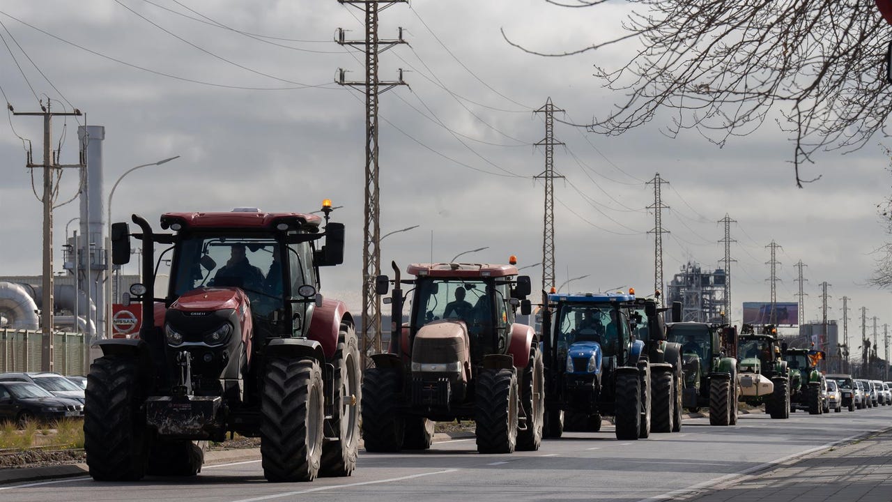 Los agricultores y ganaderos vuelven este lunes a las calles un año después de las tractoradas masivas