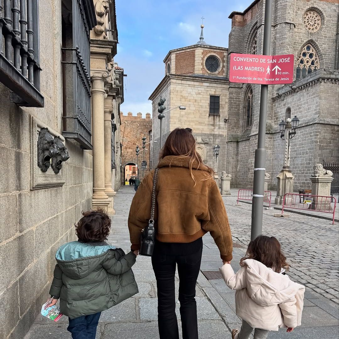 Rosanna Zanetti y sus hijos cruzan la Catedral Plaza de la.