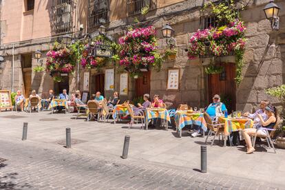 Terraza de uno de los restaurantes alrededor del alcalde del lugar.