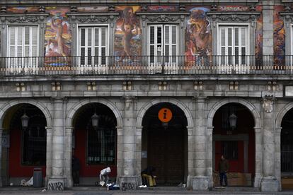 Las personas sin hogar se refugian en los arcos del alcalde del lugar en Madrid.