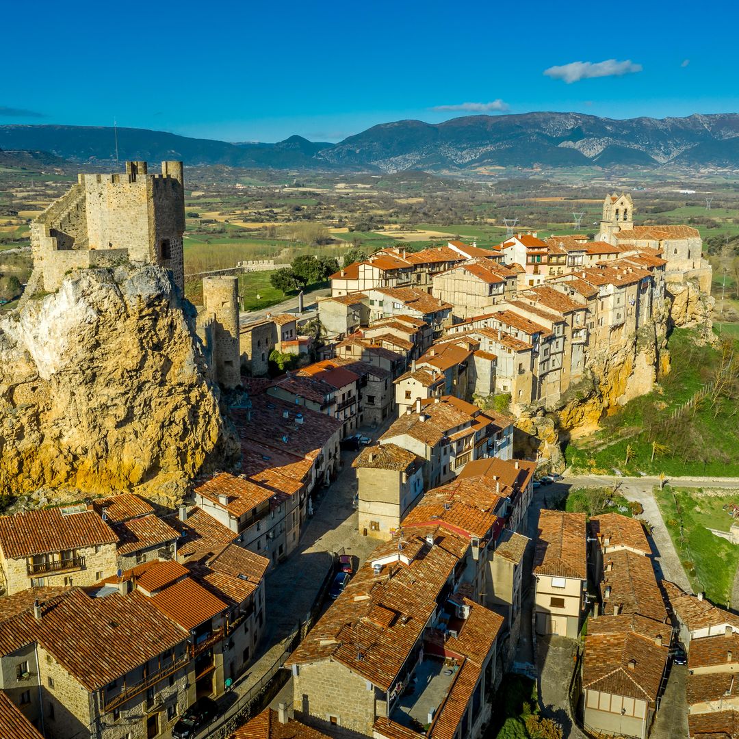 Villa de Frías medieval con su castillo en la parte superior, Burgos