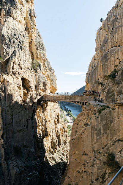 Las pasarelas de madera del Caminito del Rey en una de las gargantas. 