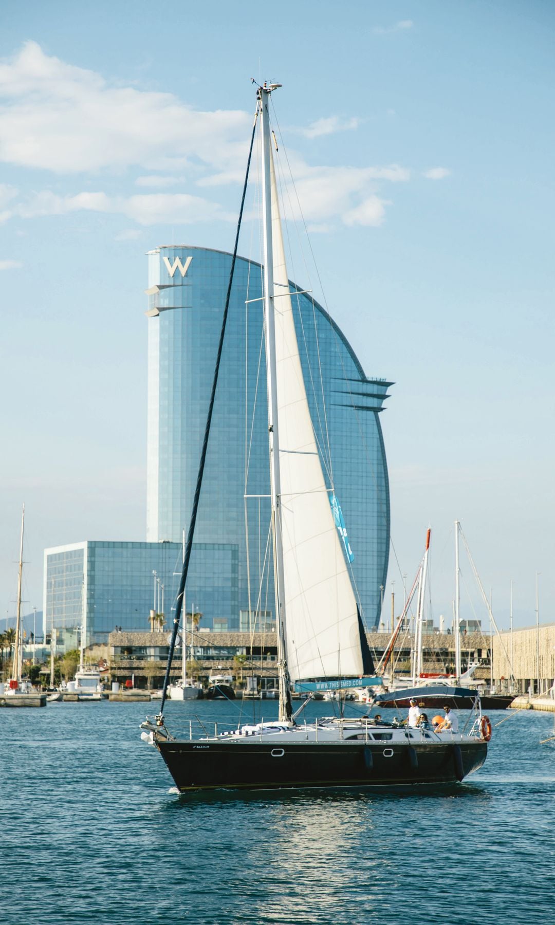 Privado en un velero en la costa de Barcelona, ​​un plan perfecto para celebrar el amor y el día de San Valentín