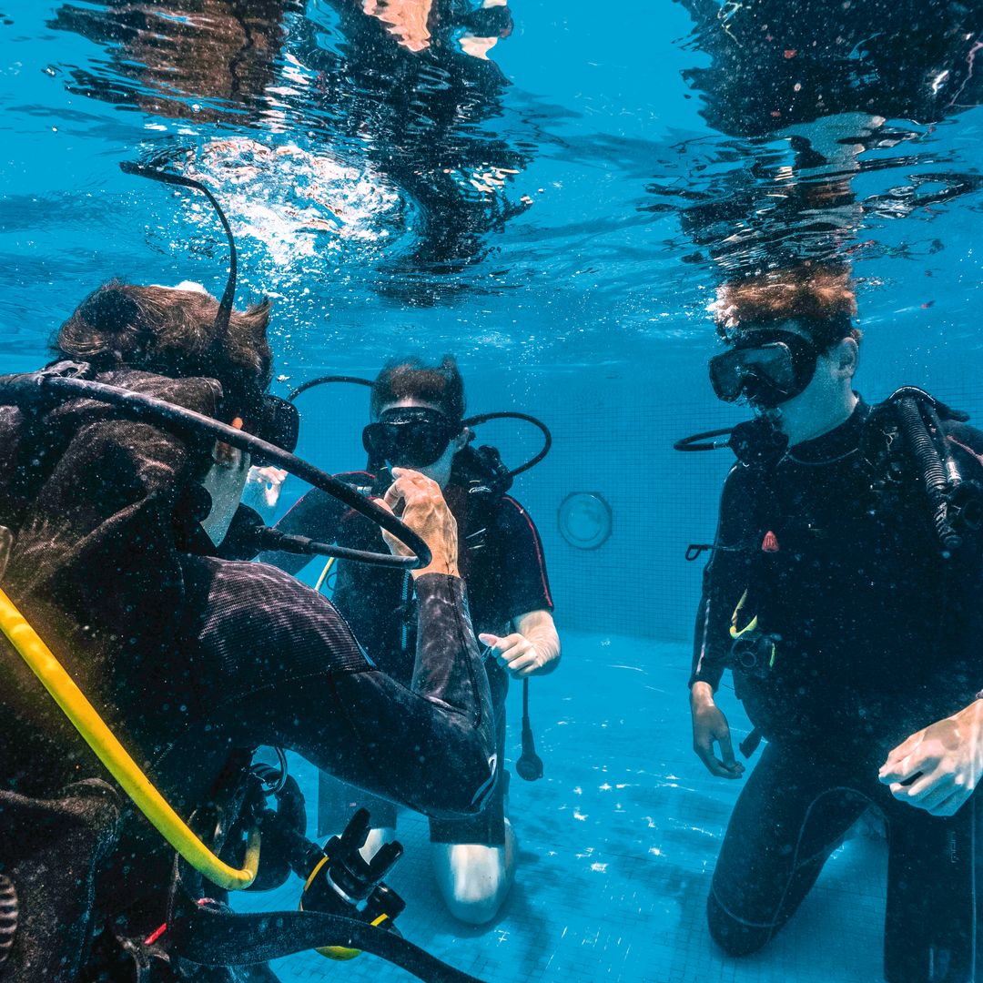 Instructor de natación que da instrucciones a una pareja