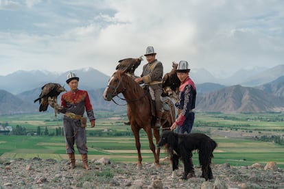 Tres cazadores en la estepa de Kyrguistán.