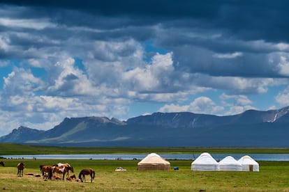 Un campamento nómada a orillas del lago Song Kol.