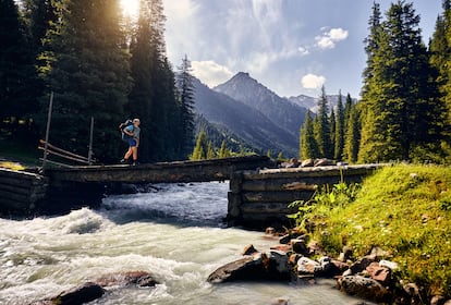 Un excursionista para el Parque Natural Karakol.