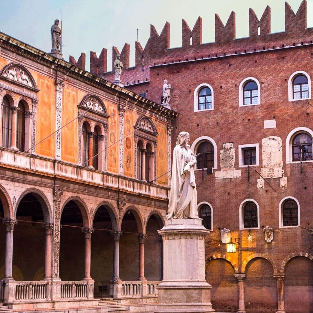 Estatua de Signori Plaza y Dante, Verona