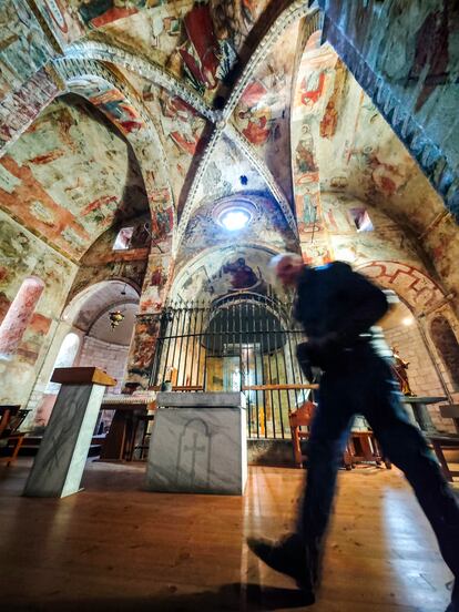 El interior de la iglesia de Salardú.