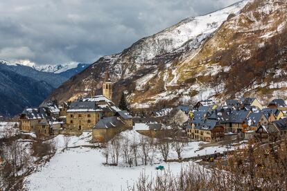 Panorámica invernal del pueblo de Unha, en el Valle de Arán.